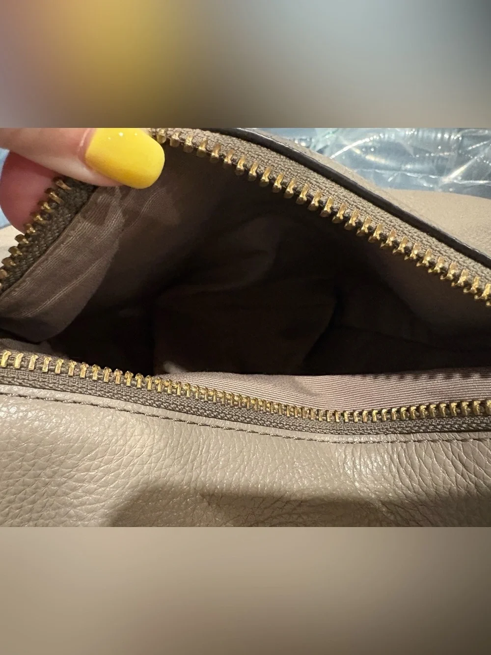 Marc Jacobs Pebbled Leather Hobo Shoulder Bag Neutral Taupe Gold Hardware EUC